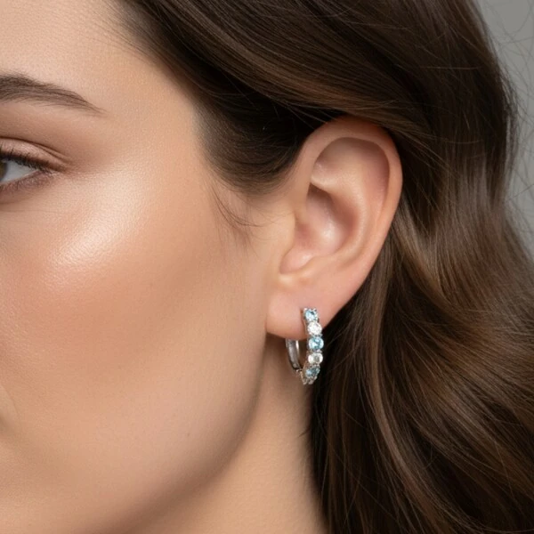 Argola Zircônias Intercaladas Água Marinha em Ródio Branco