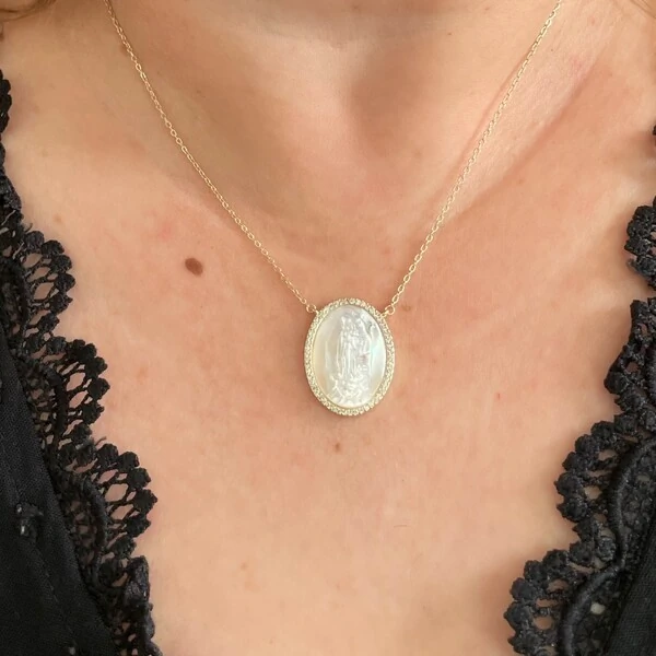 Colar Nossa Senhora de Guadalupe em Madrepérola Prata com Banho de Ouro 18 K