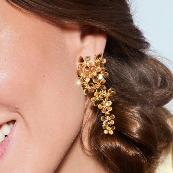 Brinco Pêndulo Flores Acetinado Coleção Duna | Banho de Ouro 18k | 6x2,5cm