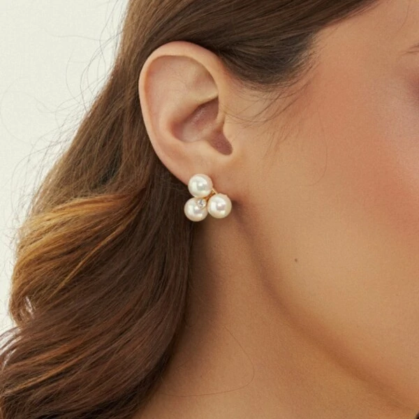 Brinco Flor Pérolas Shell Miolo Zircônia Banho de Ouro 18 K