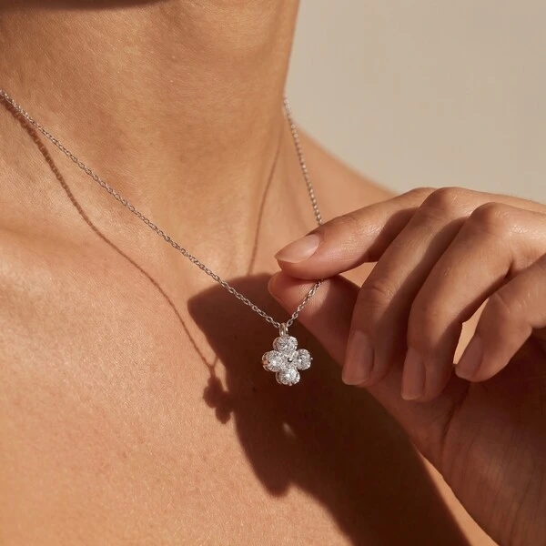 Colar Pingente Trevo com Moissanites | Prata 925 com Ródio | 0,4 cm | 1,2 ct | 40–45 cm