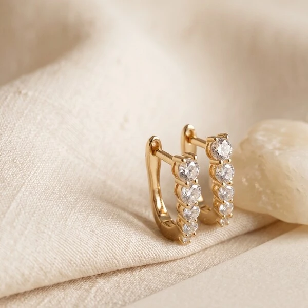 Argola Oval com Moissanites | Prata 925 com Banho Ouro 18k | 1,5 cm × 1,1 cm