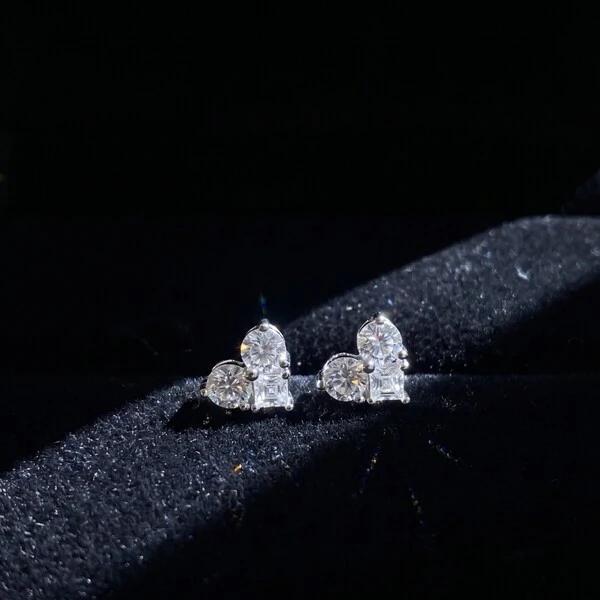 Brinco Coração com Trio de Moissanites | Prata 925 com Ródio | 1 cm × 0,9 cm