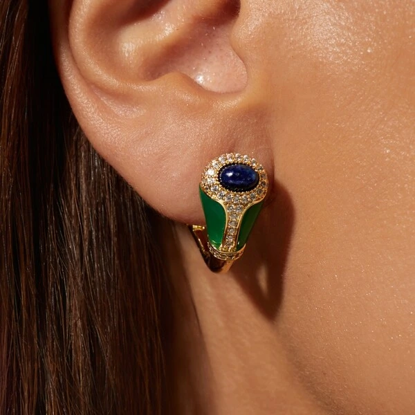 Brinco Oval Esculpido com Resina Jade Imperial, Zircônia Cabochão Azul Lápis-Lazúli e Zircônias Bran