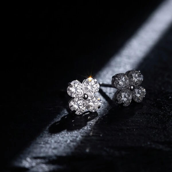 Brinco Trevo com Moissanites G | Prata 925 com Ródio | 0,4 cm × 0,4 cm | 1,2 ct