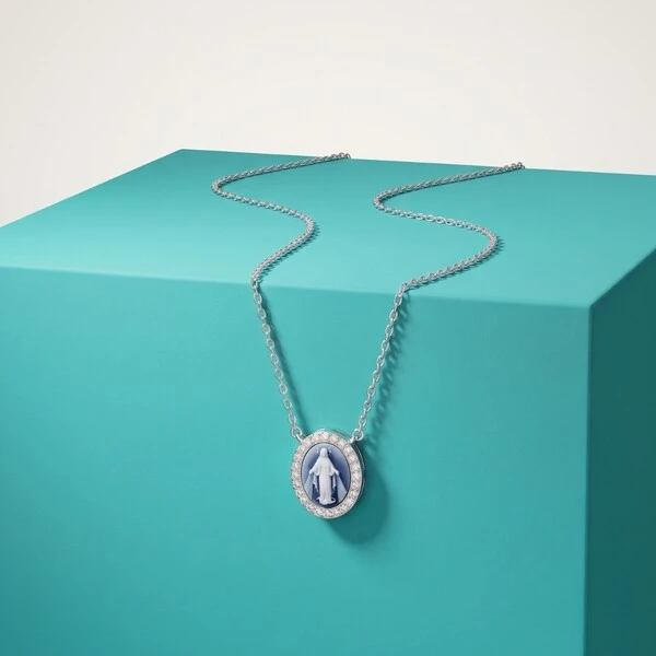 Colar Nossa Senhora das Graças Camafeu Azul com Moissanites | Prata 925 com Ródio | 1,4 cm × 1,2 cm 