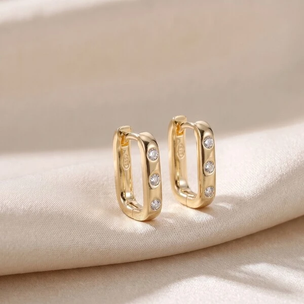 Argola Retangular com Moissanites Fecho Click | Prata 925 com Banho Ouro 18k | 1,5 cm × 1 cm