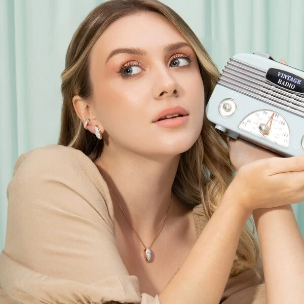 Colar Oval Cravejado Mix Banho de Ouro 18 K