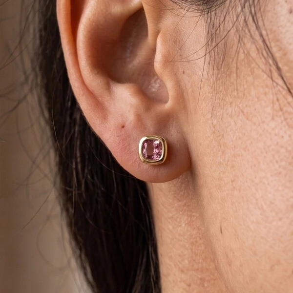 Brinco Quadrado Zircônia Rosa Claro | Banho de Ouro 18k | 7mm