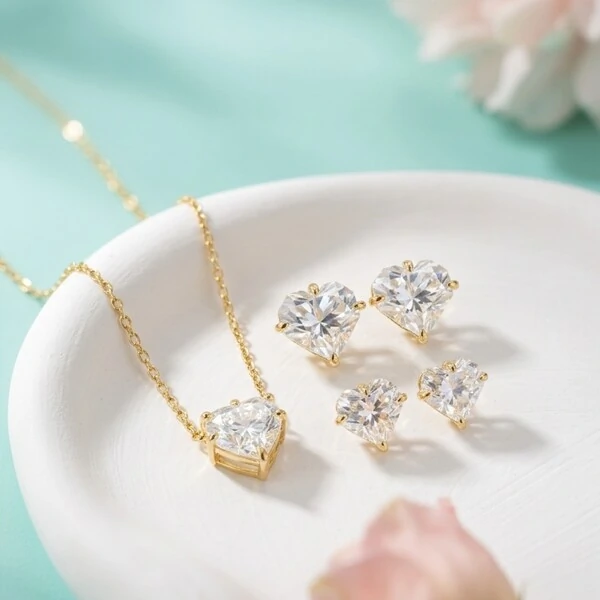 Brinco Coraçao Moissanite Ice Cut 10 MM Prata com Banho de Ouro 18 K