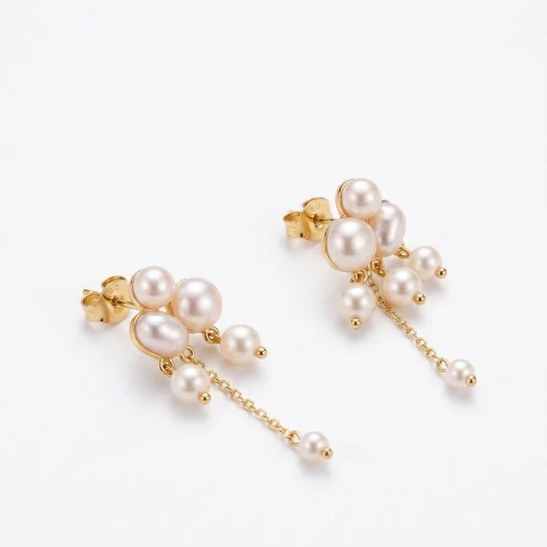 Brinco Falling Pearls com Pérolas Shell e Corrente Dourada | Liga Metálica Banho Ouro 18k | 3,5 cm ×
