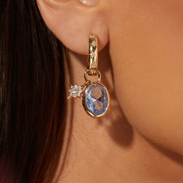 Argola com Charm Cristal London Blue Oval e Zircônias | Liga Metálica Banho Ouro 18k