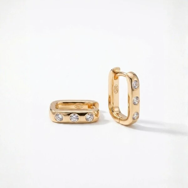Argola Retangular com Moissanites Fecho Click | Prata 925 com Banho Ouro 18k | 1,5 cm × 1 cm