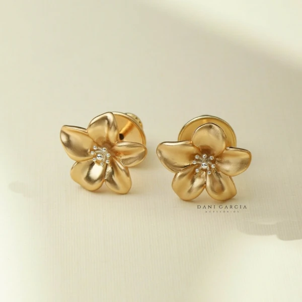 Brinco Lírio Acetinado M Banho de Ouro 18 K
