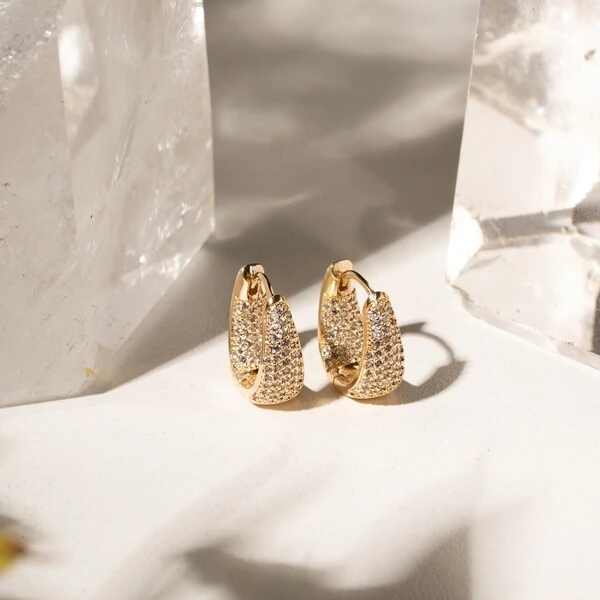 Brinco Argola Curva Cravejada Zircônia Branca Banho de Ouro 18k