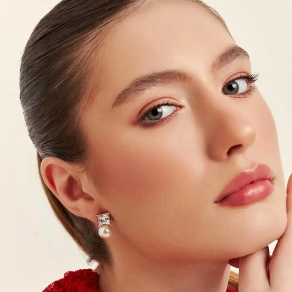 Brinco Zircônia Quadrada com Pérola Shell Banho de Ouro 18K