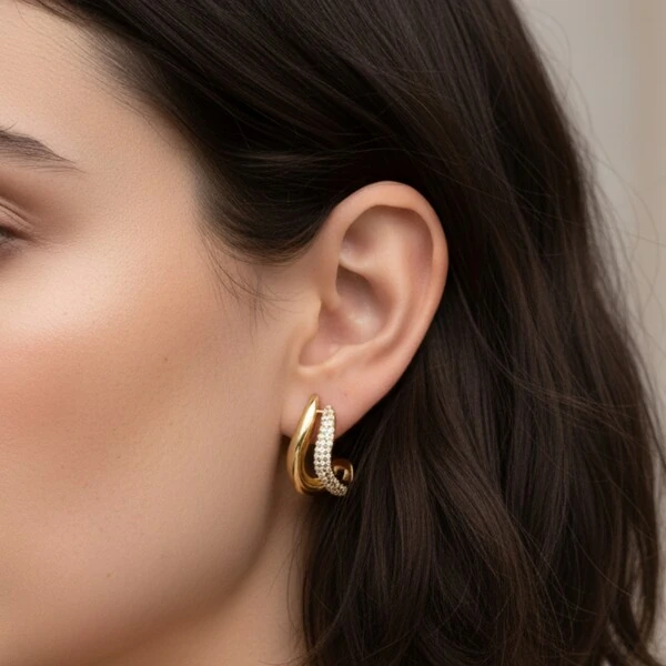 Brinco Curvo Zircônias e Liso Banho de Ouro 18 K