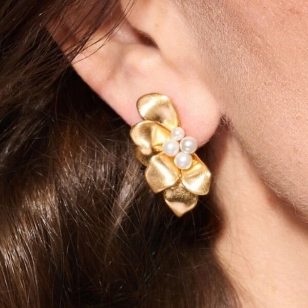 Brinco Flor Pérola Acetinado Banho de Ouro 18 K
