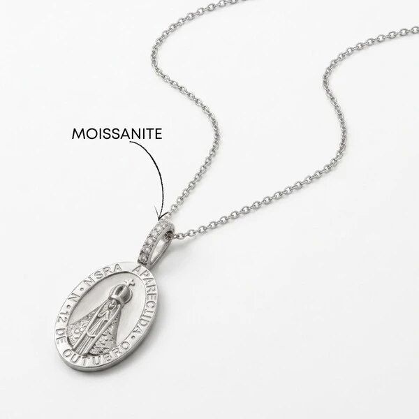 Colar Oval Nossa Senhora Aparecida Liso Moissanite na Argola Corrente Regulável Prata com Banho de R