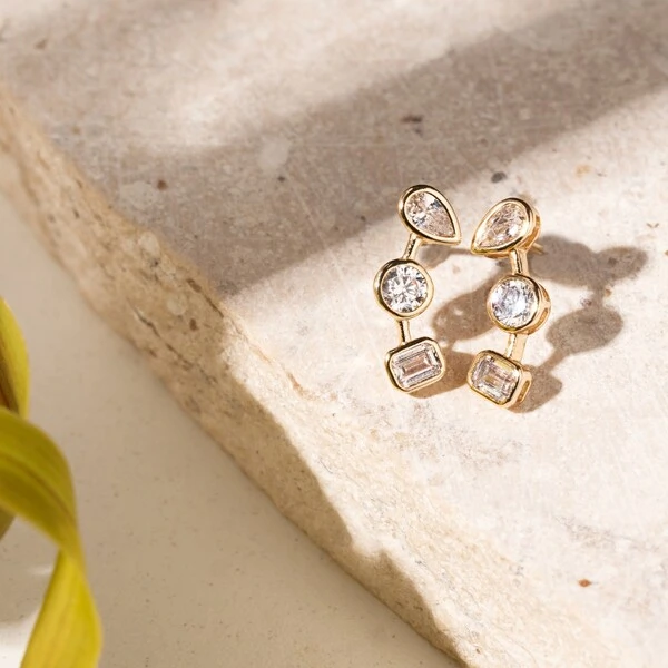Brinco Ear Cuff Formas Zircônia Branca Banho de Ouro 18k