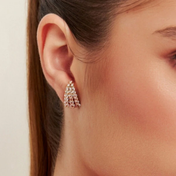 Brinco Curvo Três Fileiras Zircônias Banho de Ouro 18 K