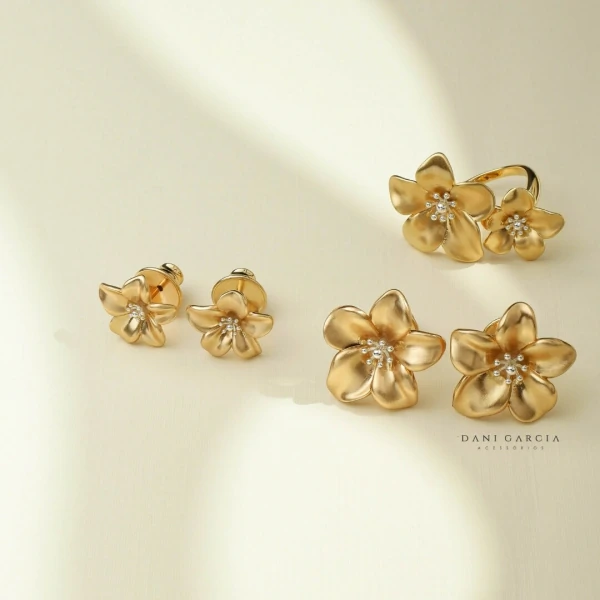 Brinco Lírio Acetinado M Banho de Ouro 18 K