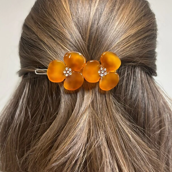 Clipe Trevo Duplo Caramelo Acetato