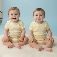 KIT BODIES UNISSEX MANGA CURTA EM SUEDINE LISTRADO E SUEDINE LISO COM ESTAMPA