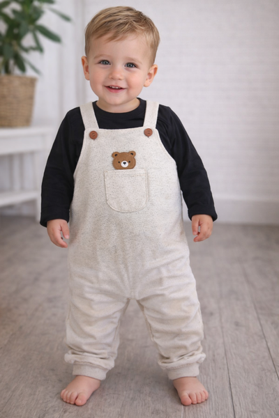 Foto Jardineira Teddy Hug 🧸✨