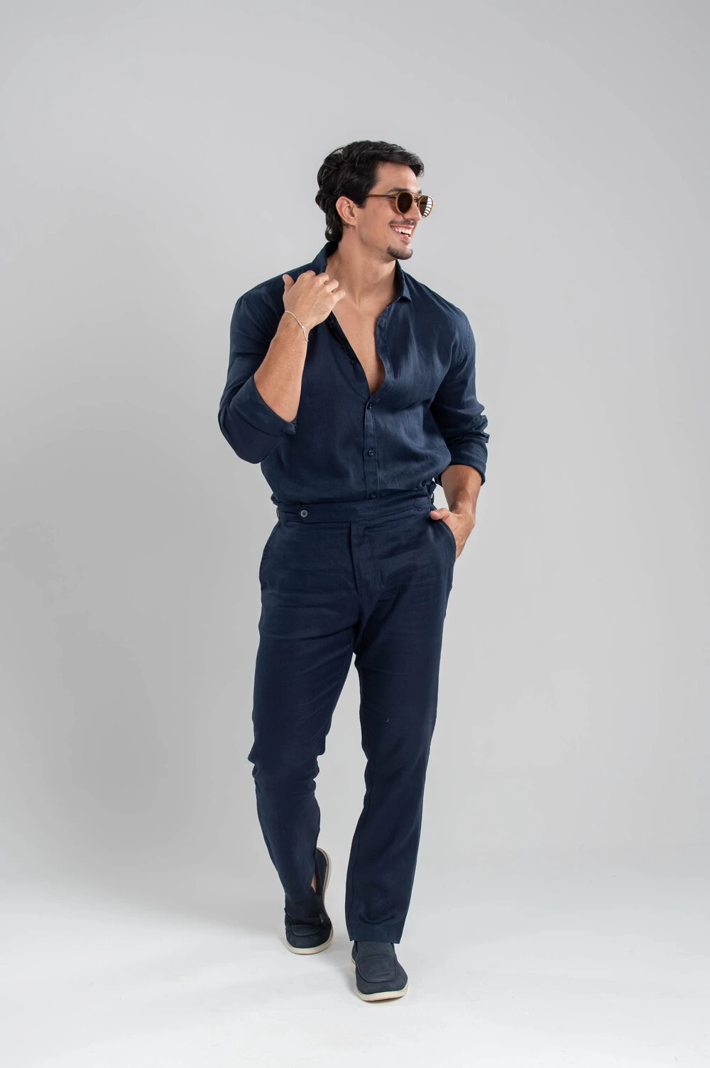 Homem com camisa de linho azul-marinho de manga longa e calça azul-marinho
