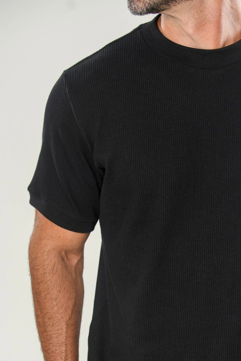 Detalhe de camiseta preta texturizada