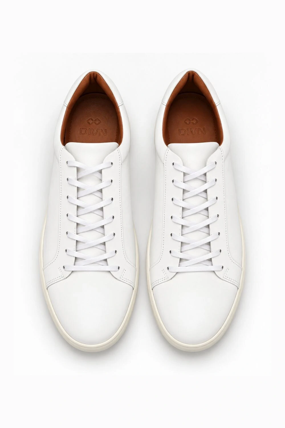 Par de tênis masculino branco de couro