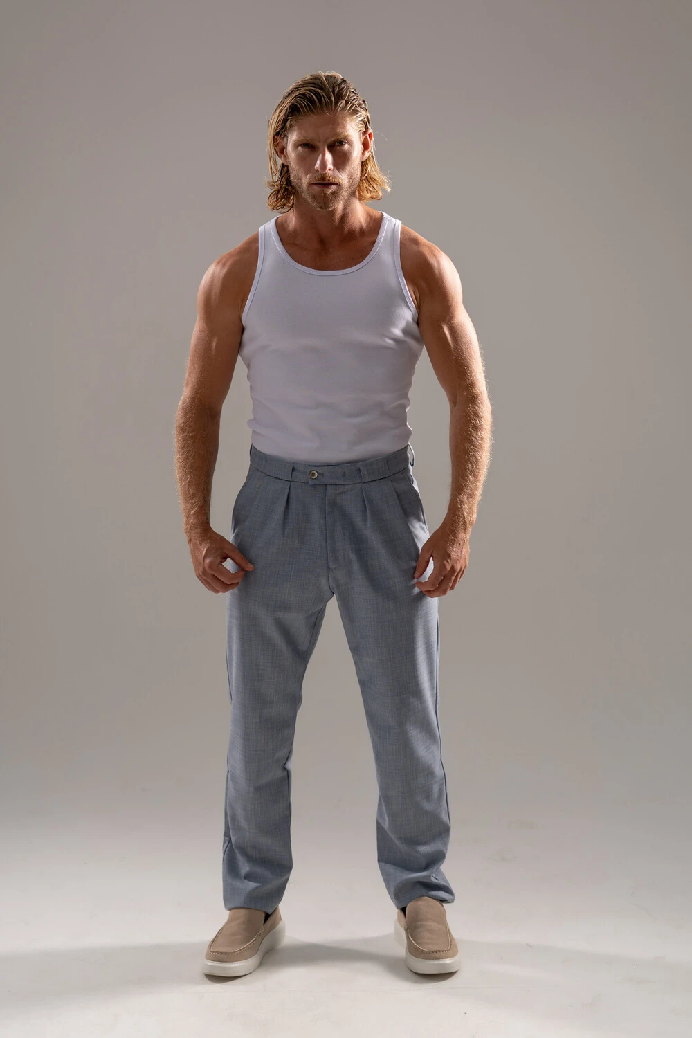 Homem com regata off-white e calça cinza
