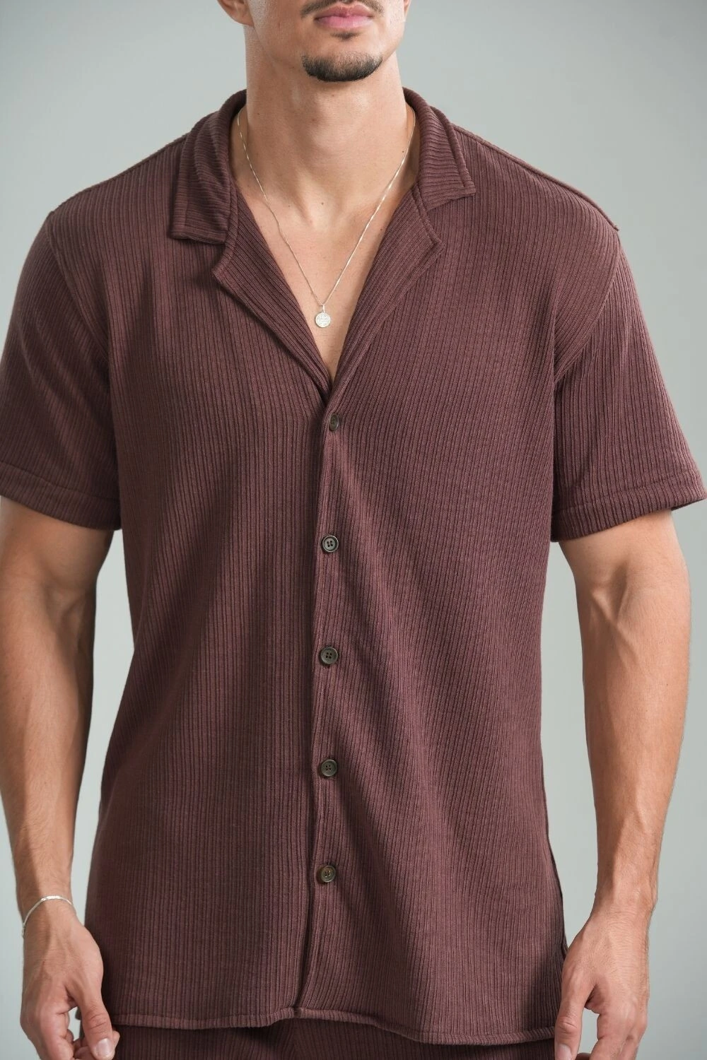 Camisa marrom de manga curta com gola cubana usada por fora