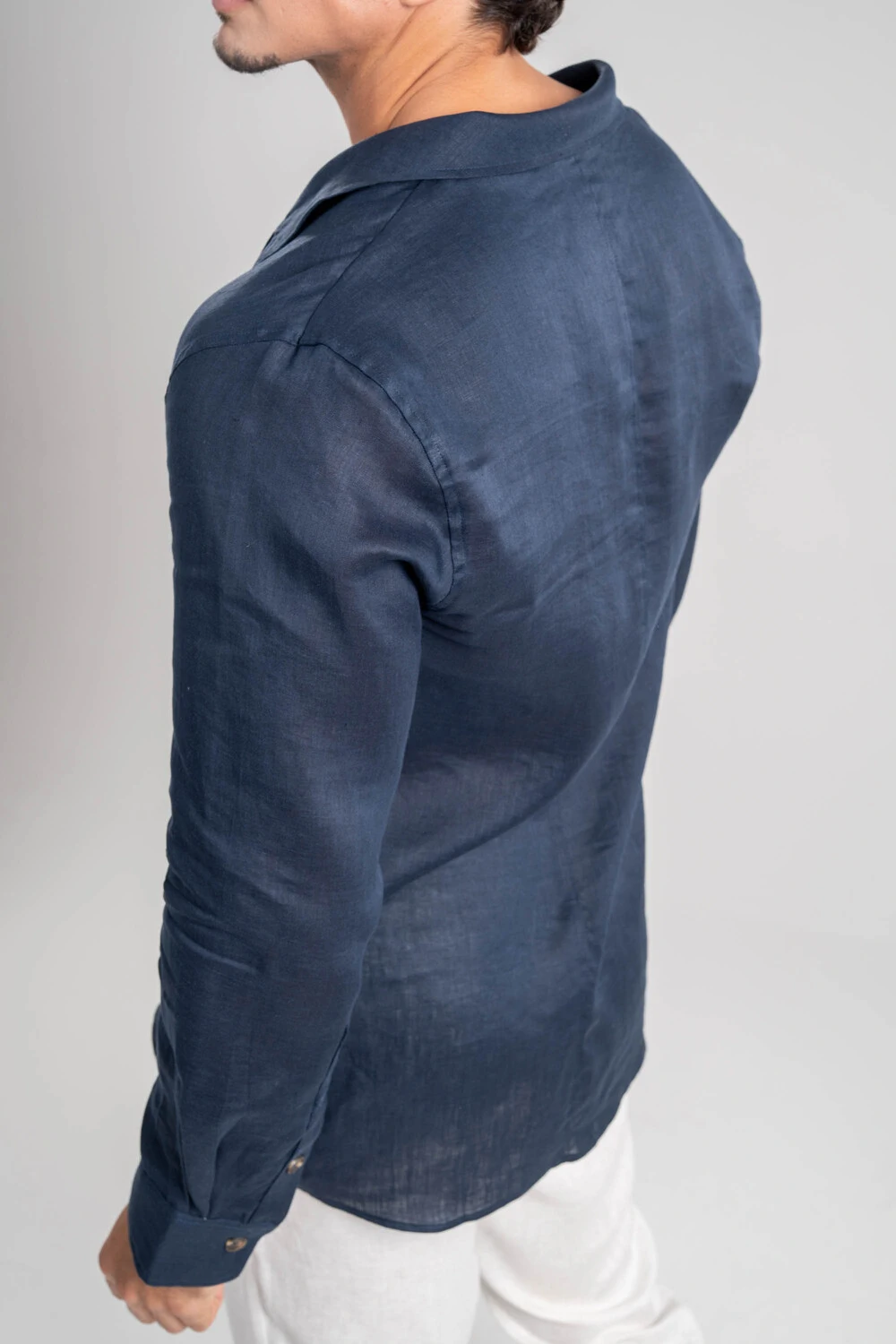Camisa de linho azul de manga longa vista de lado