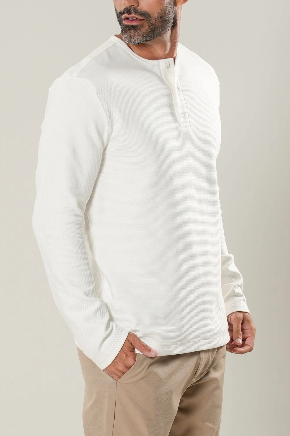 Camisa henley off-white de manga longa com calça bege