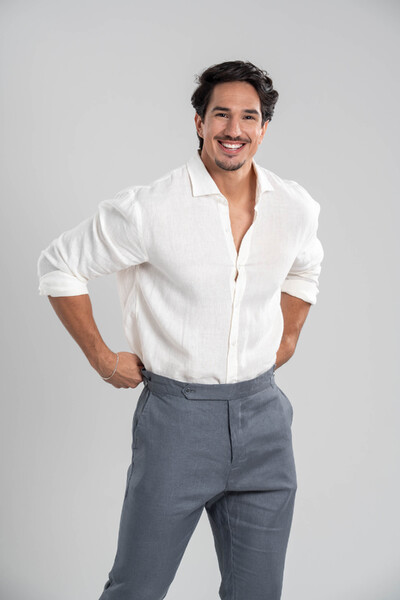 Foto Conjunto Calça Amalfi Linho Chumbo e Camisa Amalfi Linho Off White