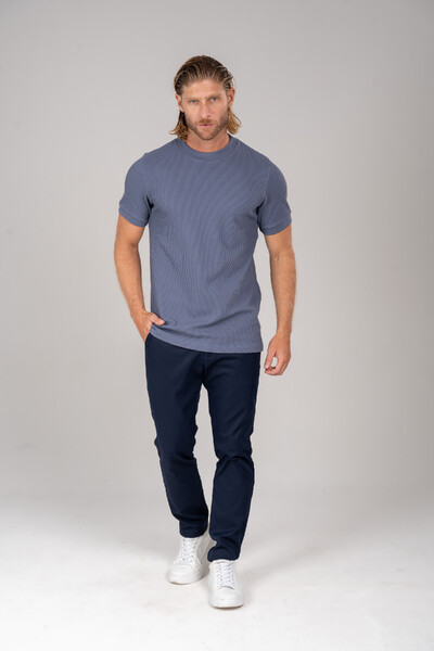 Foto Conjunto Calça Blaine Elasto Azul e Camiseta Gola Média Rich Violet Smoke