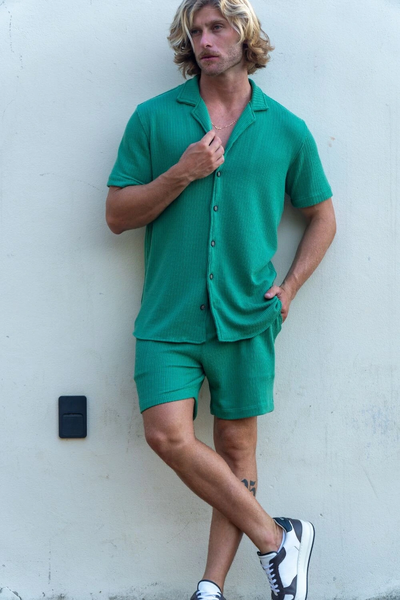 Roupa verde masculina: Melhores looks com essa cor