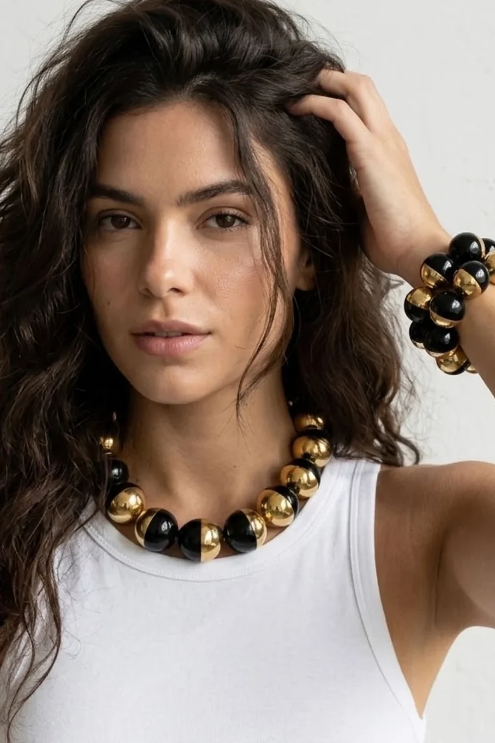 Foto Colar Curto Esferas Preto com Dourado