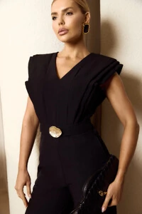 Macacão com Babado Estruturado e Cinto