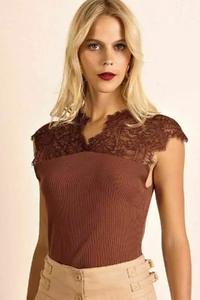 Blusa Renda Vazada Marrom