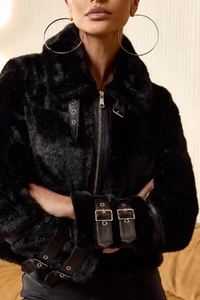 Casaco Pelúcia Detalhe PU Preto