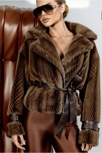 Casaco Pelúcia Detalhe PU