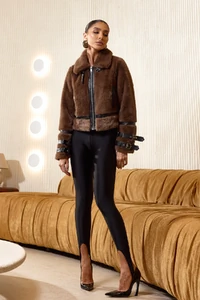 Casaco Pelúcia Detalhe PU Marrom