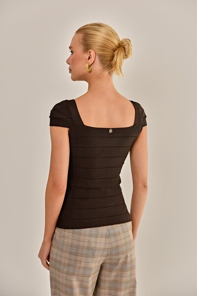 Foto Blusa Dom Tricô Café