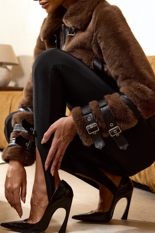 Casaco Pelúcia Detalhe PU Marrom