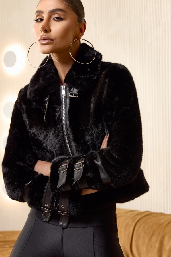 Casaco Pelúcia Detalhe PU Preto