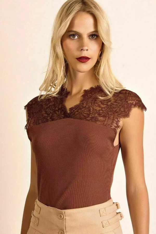 Blusa Renda Vazada Marrom