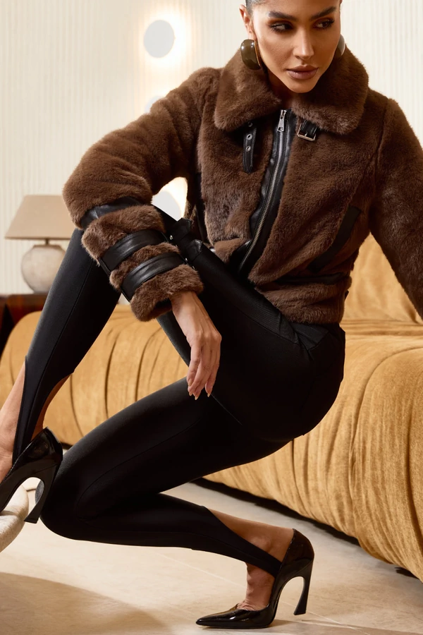 Casaco Pelúcia Detalhe PU Marrom